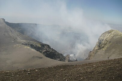 Crater ar ben Etna, Sisili, yn ystod cyfnod o ffrwydrad