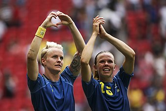 Fischer och Jessica Samuelsson tackar publiken efter kvartsfinalsegern mot USA i OS 2016.