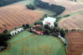 Luftbild der Gesamtanlage mit Burgteichen und Nebengebäuden von Südwesten (2006)