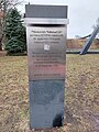 Tekstzuil bij het Estonia monument in Tallinn