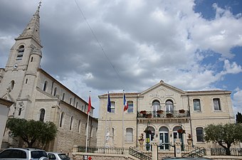 Vue de l'église Saint-Théodorit et de la Mairie.