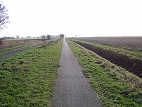 Grens tussen Nederland (fietspad) en Duitsland (grindweg) in het Groningse Hebrecht.