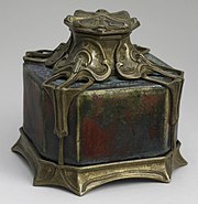 Inkwell trong đồ trang sức bằng đá và mạ vàng, trong những năm 1890