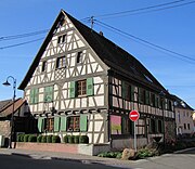 Ancienne auberge « Au Cheval Noir » puis « À la Couronne » (1687), 1 rue Louis-Pasteur.