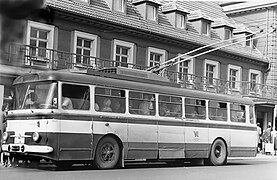 Škoda 9Tr Nummer 8027 vor dem Bahnhof Weimar (Juni 1978)