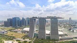 Stadtzentrum von Singapur mit Marina Bay Sands im Vordergrund