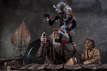 Wayang kulit é uma forma de teatro de sombras com marionetes originária da ilha indonésia de Java. O teatro de sombras é popular em várias culturas, entre crianças e adultos em muitos países ao redor do mundo. Mais de 20 países são conhecidos por terem trupes de espetáculos de sombras. É uma tradição antiga e tem uma longa história no sudeste da Ásia, especialmente na Indonésia, Malásia, Tailândia e Camboja. Tem sido uma arte antiga e uma tradição popular viva na China, Índia, Irã e Nepal. (definição 3 000 × 2 003)