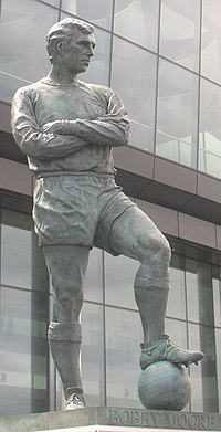 Bobby Moorea esittävä patsas Wembleyn stadionin edustalla.