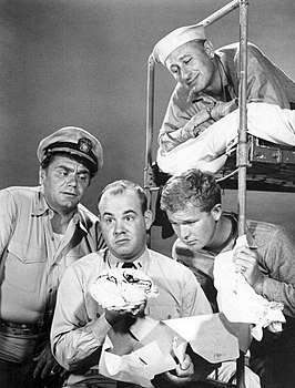 Ernest Borgnine (links), Carl Ballantine (boven), Gary Vinson (rechts) en Tim Conway (midden) in McHale's Navy (1962)