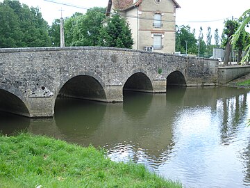 Pont de pierre sur le Serein à Annay-sur-Serein.