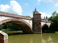 L'Arize à Rieux-Volvestre : le pont d'Auriac et sa chapelle.