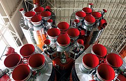 Рушійна установка РД-107 носія «Союз» в технічному ��нгарі на космодромі Байконур. Такі двигуни підняли в космос перші штучні супутники і перших космонавтів. Тяга на Землі — 83,5 тс. Перший політ — 1957 року.