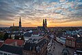 11. Speyer, Germània: vista dae sa torre de s'Altpörtel (Ghenna Antiga) a sud-est subra sas cobertas de sa tzitade antiga, finas a sa Gedächtniskirche (a manca) e a sa Crèsia de Santu Giosepe (in tzentru) chi tenet in palas su sole ingalende.