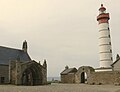 Esplanade et porche de l'ancienne église paroissiale.