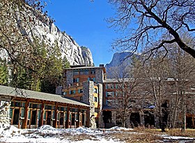 Hotel Ahwahnee e o Half Dome ao fundo