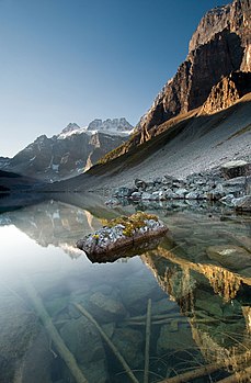 Le lac Consolation, dans le parc national de Banff, en Alberta (Canada). (définition réelle 1 642 × 2 500)