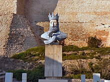 Statue of Sancho I of Portugal facing the Castelo de Torres Novas in Torres Novas, 2007