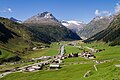 Hinterrhein Dorf (Graubünden) mit Marschol-, Rheinquell- und Höhberghorn. Im linken oberen Teil ist der San Bernardino-Pass zu erkennen