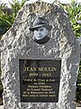 Le monument Jean Moulin aux Clayes-sous-Bois dans les Yvelines avec un détail de la célèbre photographie du résistant qui a servi de modèle pour l'avers de la pièce.