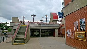 L'entrée de la station, située face à l'université