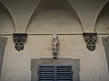 Busto nel cortile