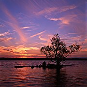 Un coucher du soleil derrière une des plus petites îles.