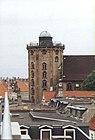Näkymä Kööpenhaminan posti- ja telemuseolta kattojen yli Pyöreälle tornille.