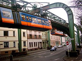 B228 loopt onder de Wuppertaler Schwebebahn door.