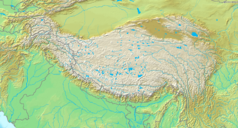 Mapa konturowa Wyżyny Tybetańskiej, po lewej nieco u góry znajduje się czarny trójkącik z opisem „Sherpi Kangri”