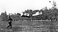 Vol de Santos-Dumont dans le plaine de jeux de Bagatelle.