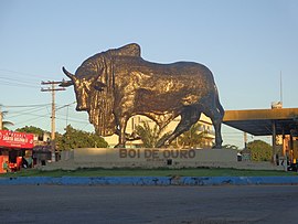 Monumento Boi de Ouro, instalado na entrada da cidade