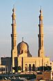 Die El-Tabia-moskee in Aswan, Egipte, met sy twee minarette.