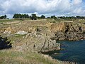 Stang Nabec : restes de murs construits à l'aplomb de la falaise par les goémoniers 2