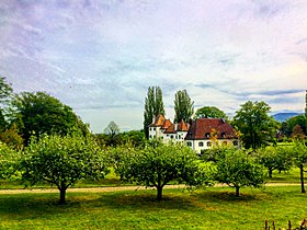 Schloss und Garten im Frühjahr