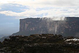 Salto Kukenan vu du tepuy Roraima.