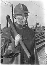 褐炭採鉱員と採鉱用つるはし。西ドイツ、1952年