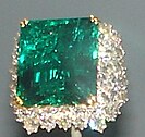 O anel Chalk Emerald, contendo uma esmeralda de 37 quilates de alta qualidade, no Museu Nacional de História Natural dos EUA