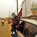 Chargement d'un taxi-brousse à Godomey, Bénin.