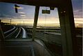 Blick aus einem Zug auf die Strecke des AirTrain Newark (1997)