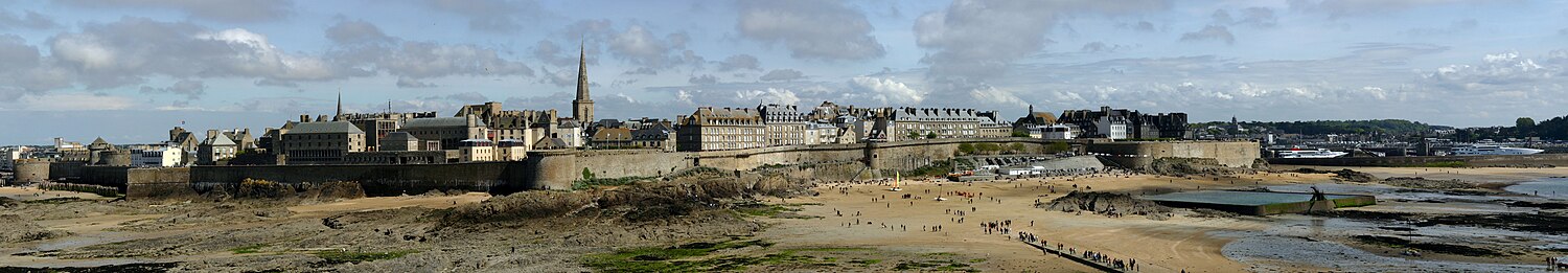 Saint-Malo hiriko harresien ikuspegi orokorra.