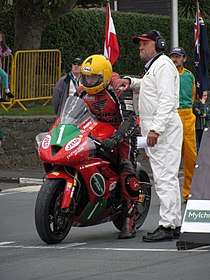 Dave Moffitt aan de start van 650cc Supertwin Race in 2011 die hij zou winnen.