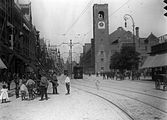 Damrak in 1910 met de recent opgetrokken Beurs van Berlage.