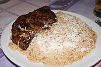 Ένα πιάτο κρέας με κριθαράκι γιουβέτσι.