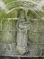 La fontaine près de la chapelle, statue de la Vierge à l'Enfant.