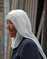 Kinesisk kvinne med formsydd tørkle.