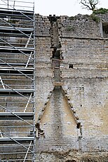 Emplacement d'une cheminée dans la muraille.