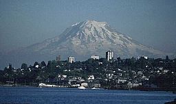 Mount Rainier med staden Tacoma i förgrunden