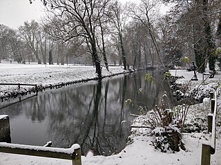 L'un des étangs du Domaine Les Étangs - Espace Arthur-Clark sous la neige.