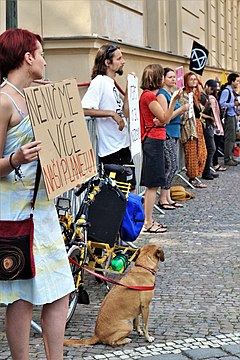 Tichý protest „Konec doby uhelné“ XR a FFF před Úřadem vlády ČR při zasedání uhelné komise 26. 8. 2019.