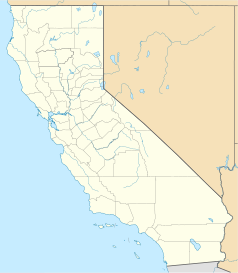 Mapa konturowa Kalifornii, po lewej nieco u góry znajduje się punkt z opisem „University of California, Davis”